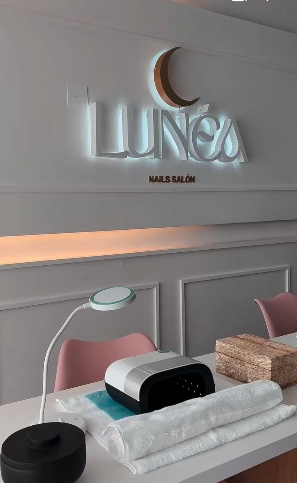 Interior con logotipo · Lunéa Nails Salón